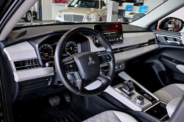 Used 2024 Mitsubishi Outlander SEL Black Edition image 14