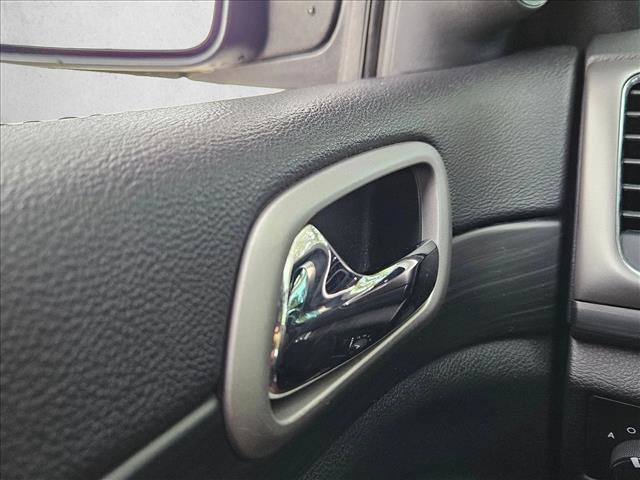 Used 2020 Jeep Grand Cherokee Altitude RWD image 18