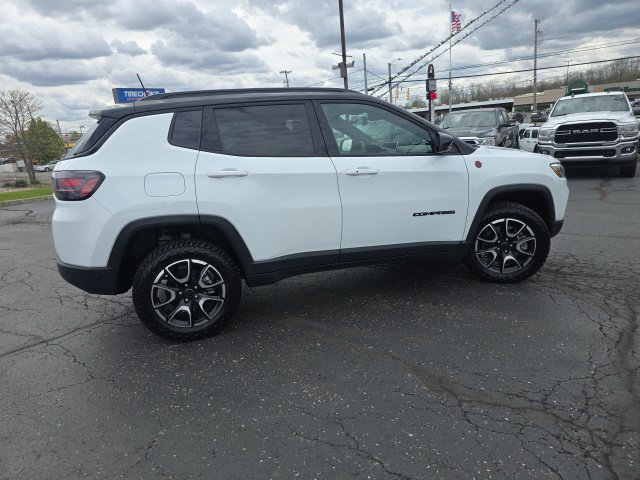 Used 2025 Jeep Compass Trailhawk w/ Trailhawk Elite Group AWD/4WD image 9