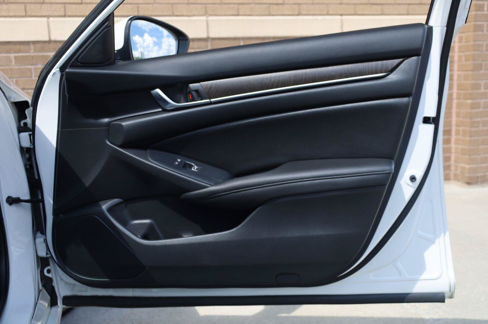 Used 2019 Honda Accord EX image 27