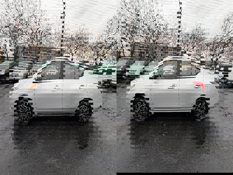 Used 2014 Nissan Versa SV image 8