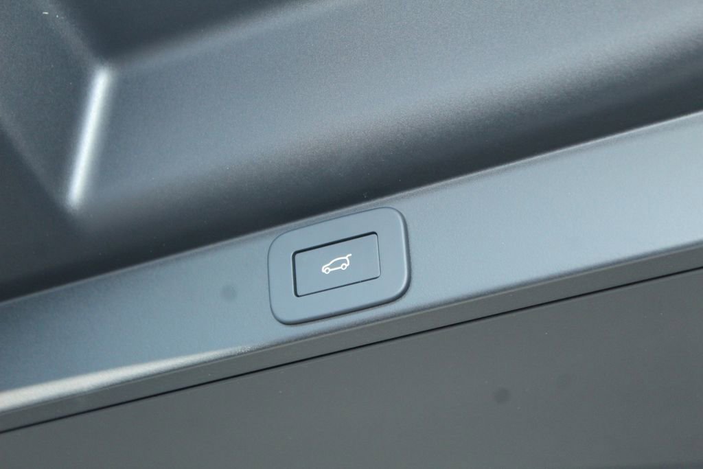 New 2026 Land Rover Range Rover SV image 13