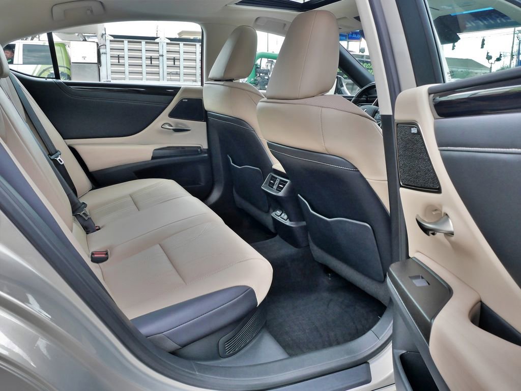 Used 2019 Lexus ES 300h w/ Accessory Package 2 image 11