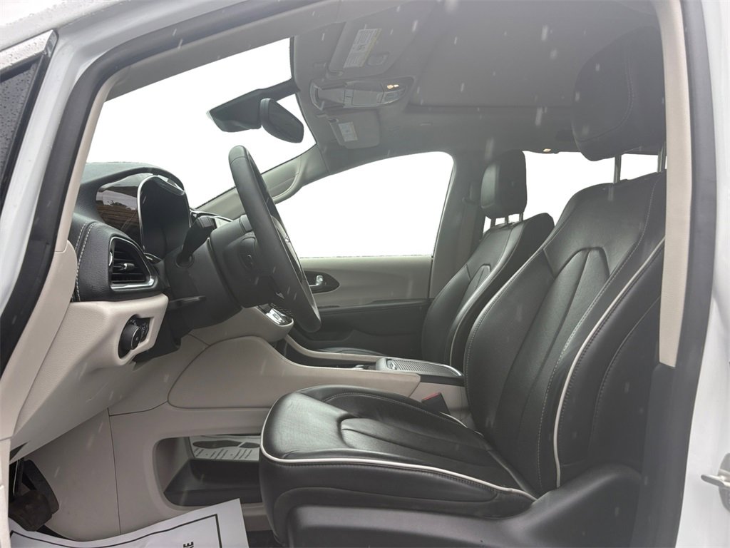 Used 2023 Chrysler Pacifica Limited w/ Trailer Tow Group image 9