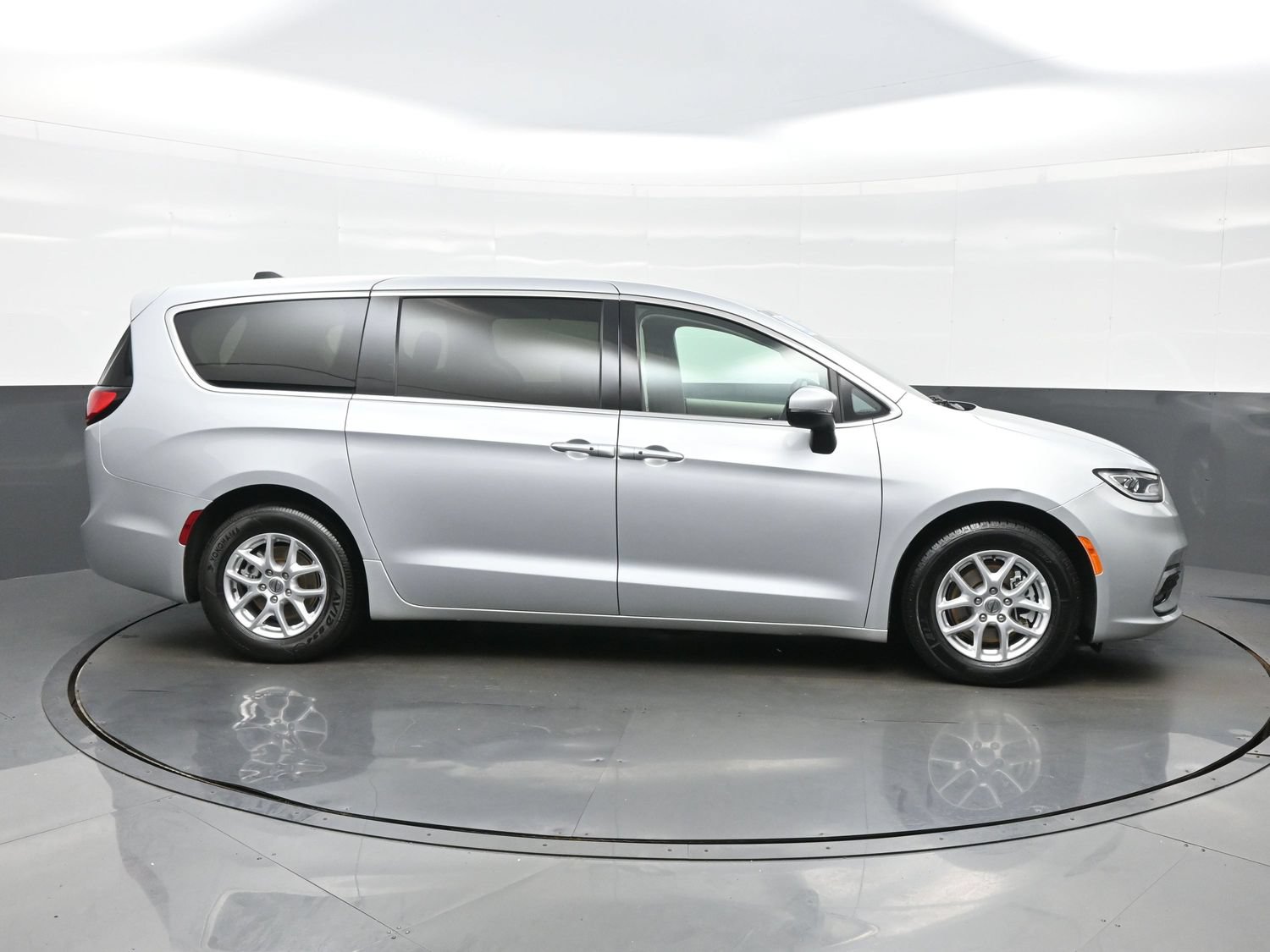 Used 2023 Chrysler Pacifica Touring-L FWD image 10