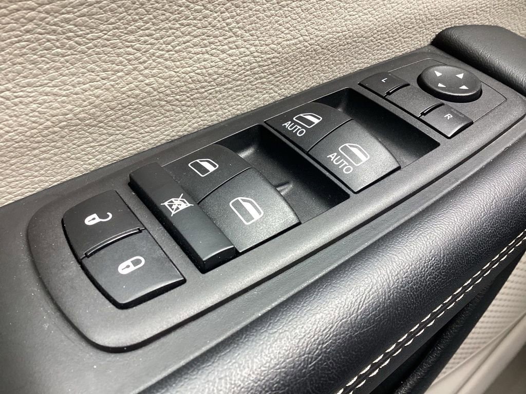 Used 2023 Chrysler Pacifica Touring-L image 26