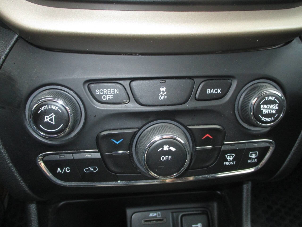 Used 2016 Jeep Cherokee Latitude w/ Cold Weather Group image 23