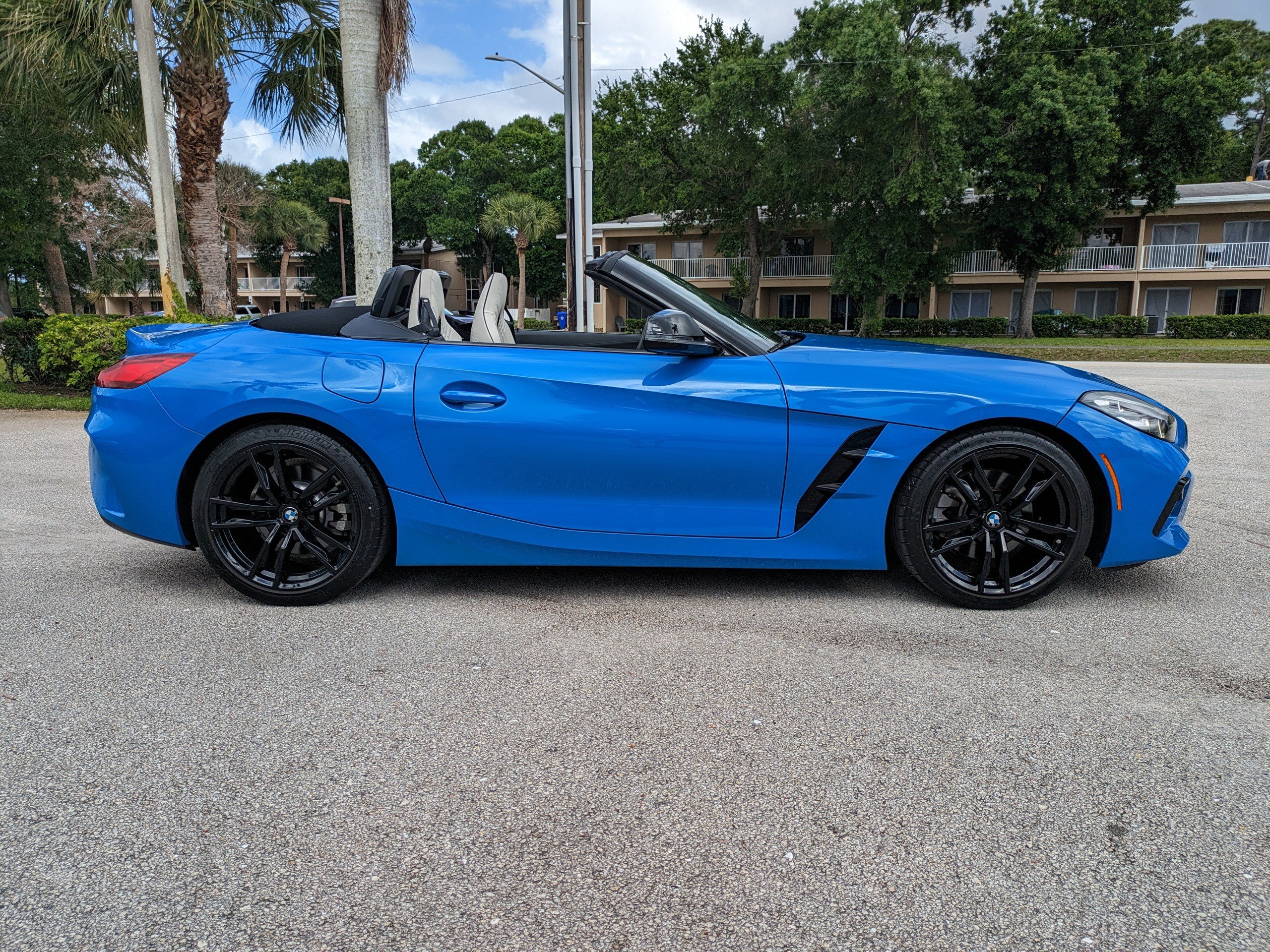 Used 2022 BMW Z4 sDrive30i w/ M Sport Package image 3