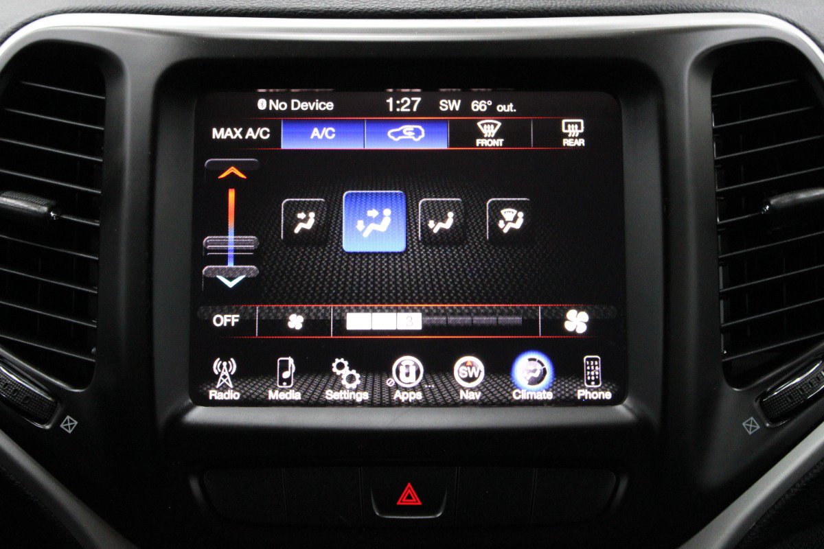 Used 2015 Jeep Cherokee Trailhawk AWD/4WD image 24