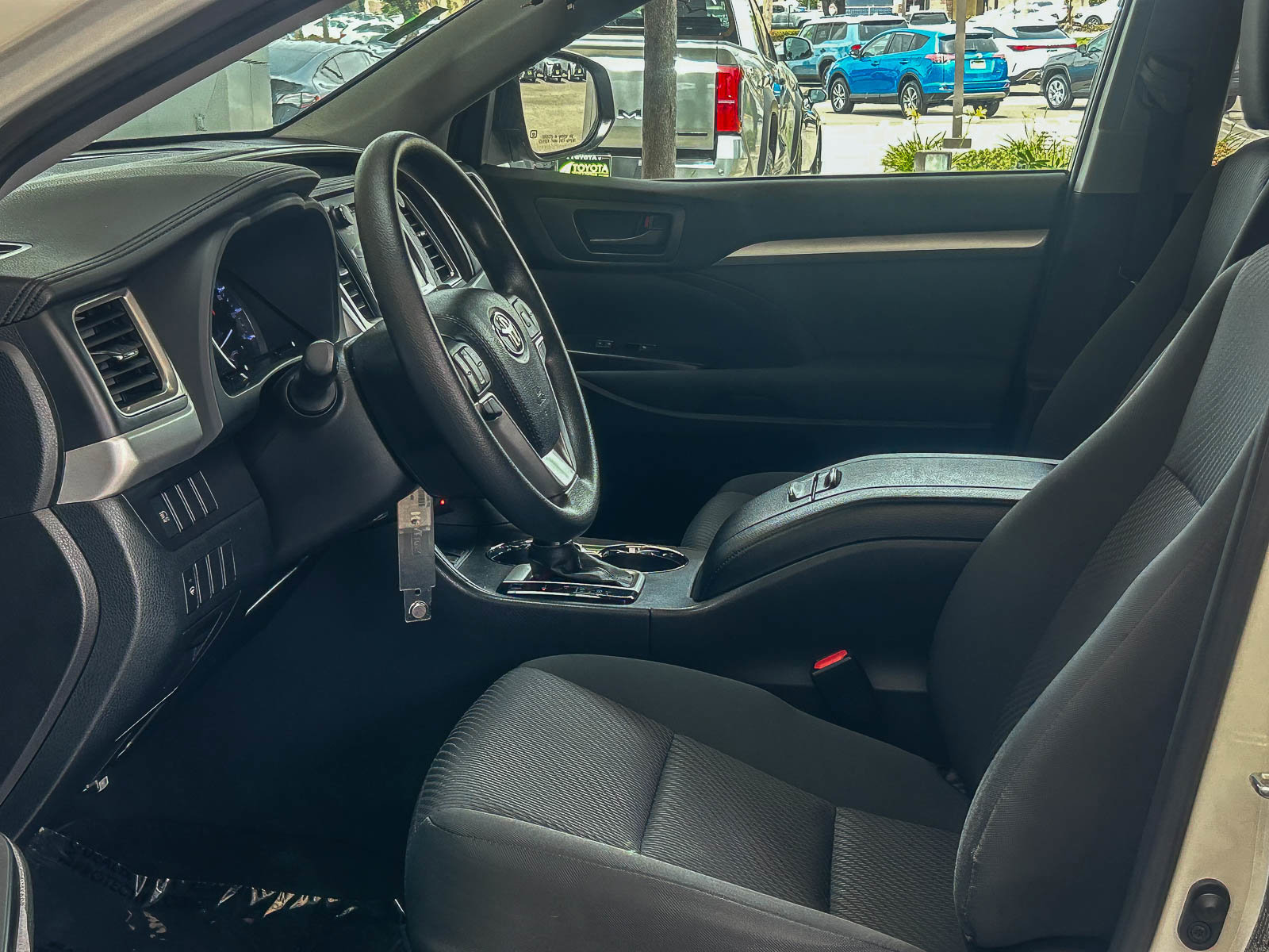 Used 2019 Toyota Highlander LE w/ Carpet Mat Package (TMS) image 17