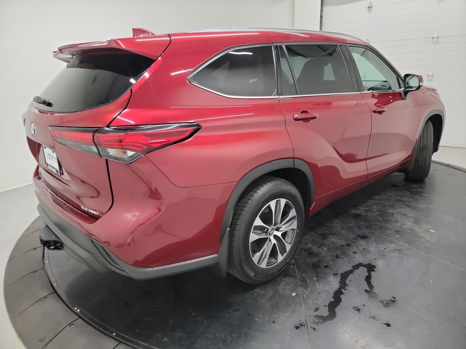 Used 2021 Toyota Highlander XLE AWD/4WD image 9