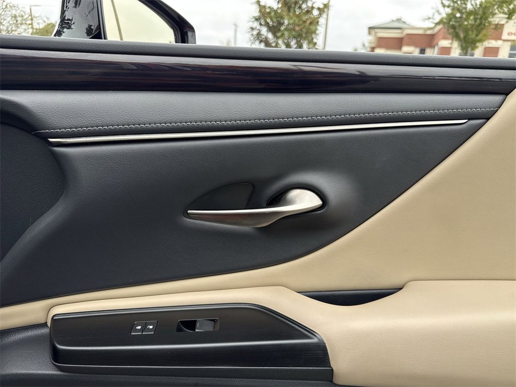 Used 2020 Lexus ES 300h w/ Premium Package image 29