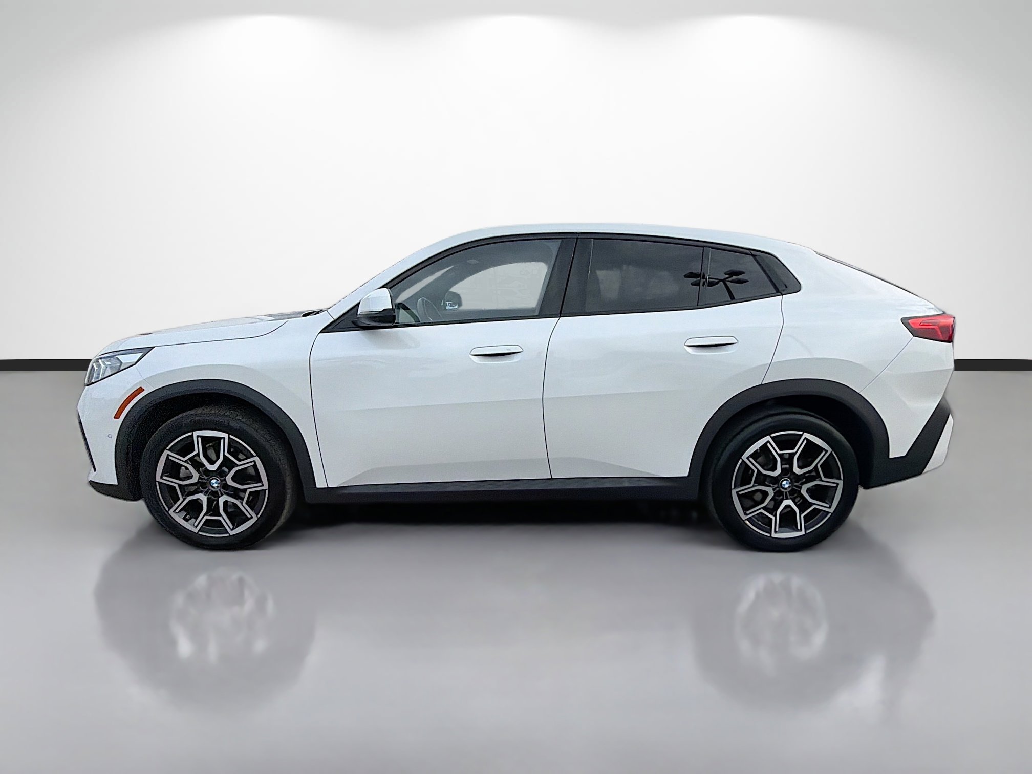Used 2025 BMW X2 xDrive28i AWD/4WD image 6