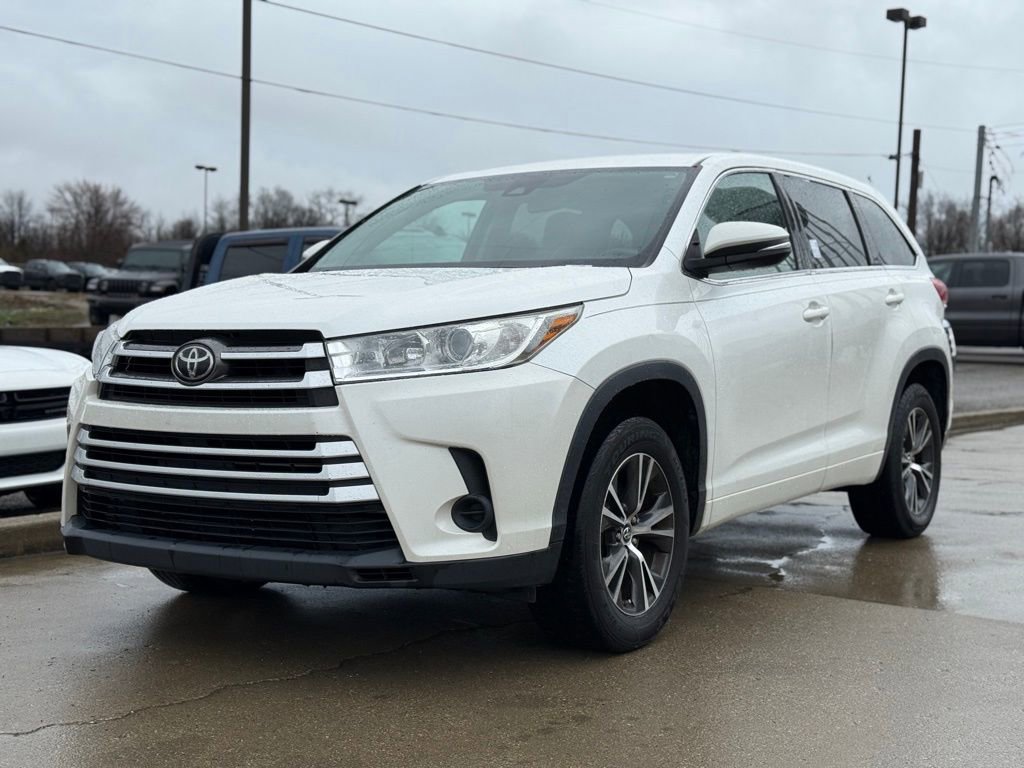 Used 2017 Toyota Highlander LE FWD image 2
