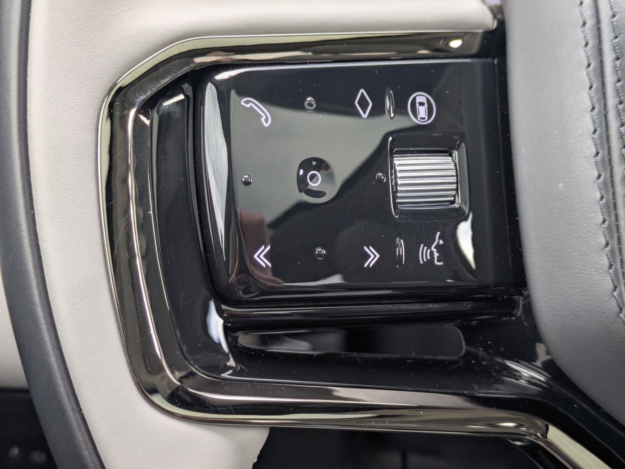 Certified 2025 Land Rover Range Rover Velar S image 16