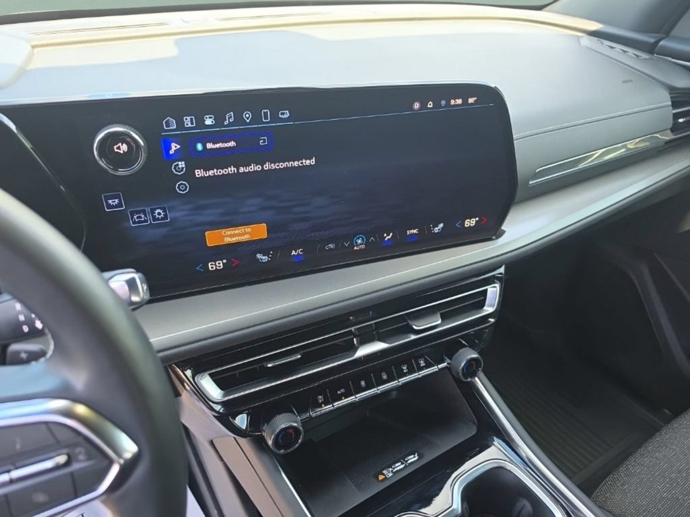 Used 2025 Chevrolet Traverse LT w/ LPO, Floor Liner Package FWD image 18