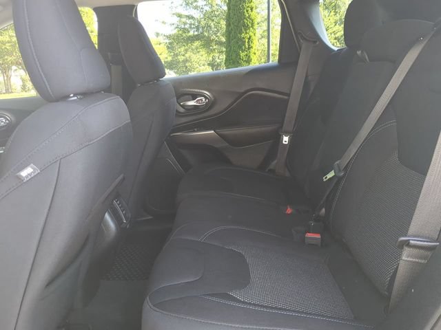 Used 2019 Jeep Cherokee Latitude w/ Cold Weather Group FWD image 13