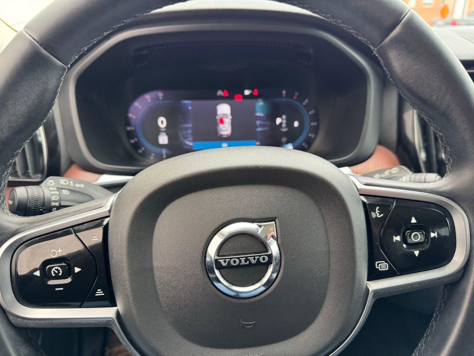 Used 2023 Volvo XC60 B5 Plus w/ Protection Package Premier image 23