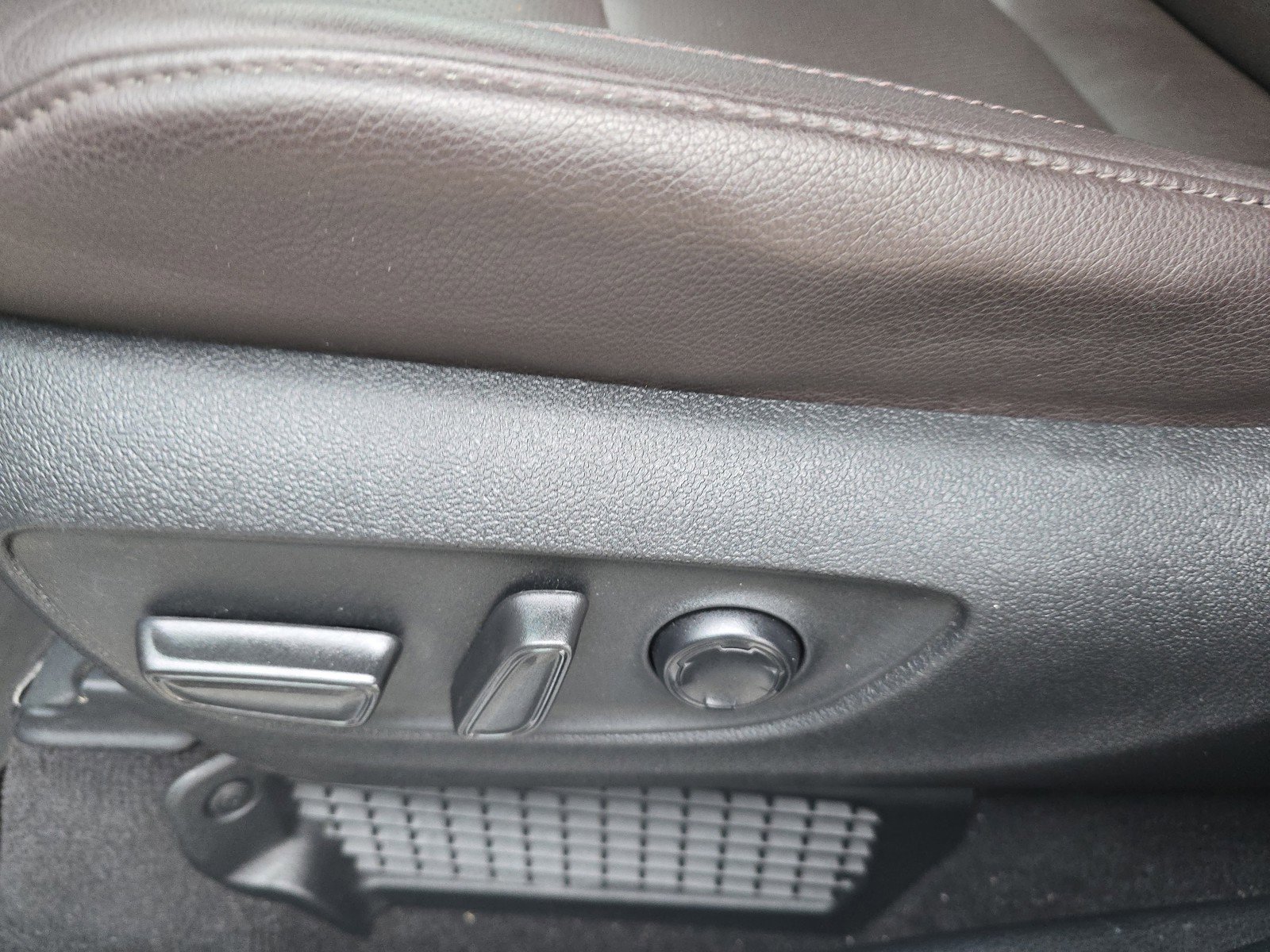 Used 2023 Toyota Sienna Platinum image 11