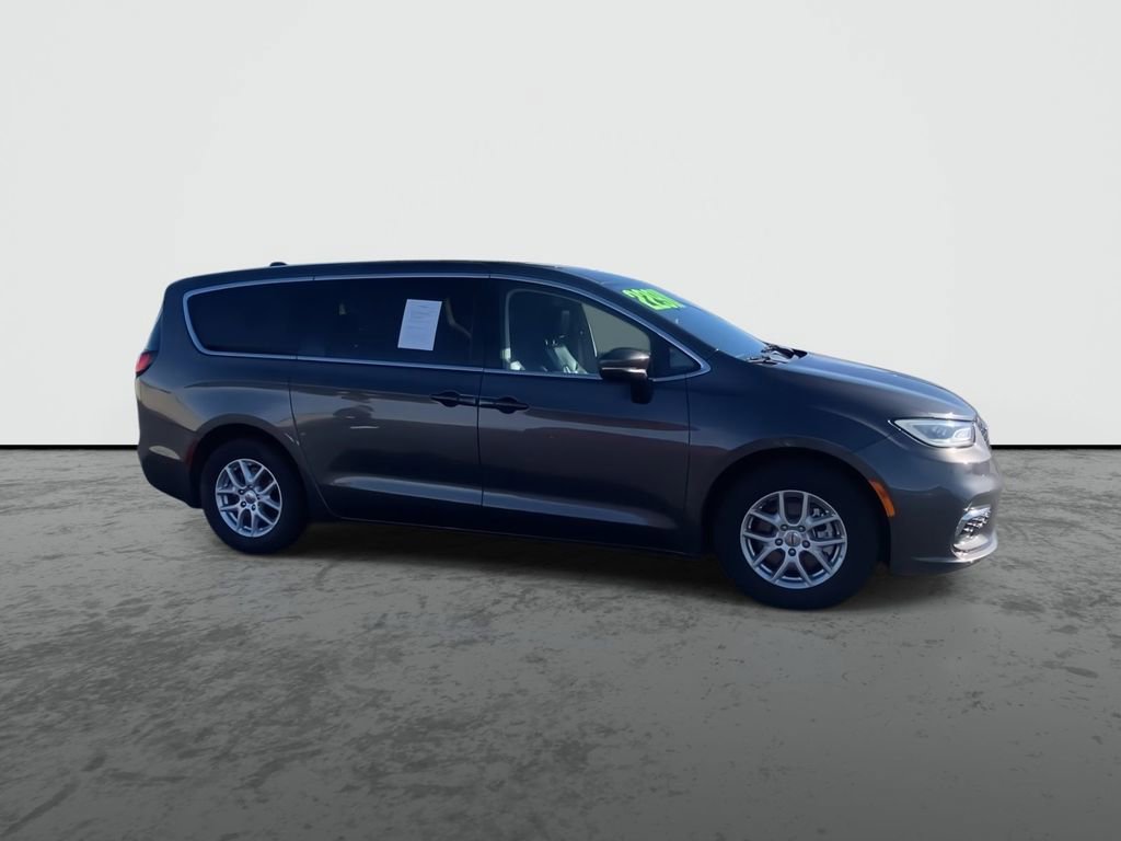 Used 2023 Chrysler Pacifica Touring-L image 9
