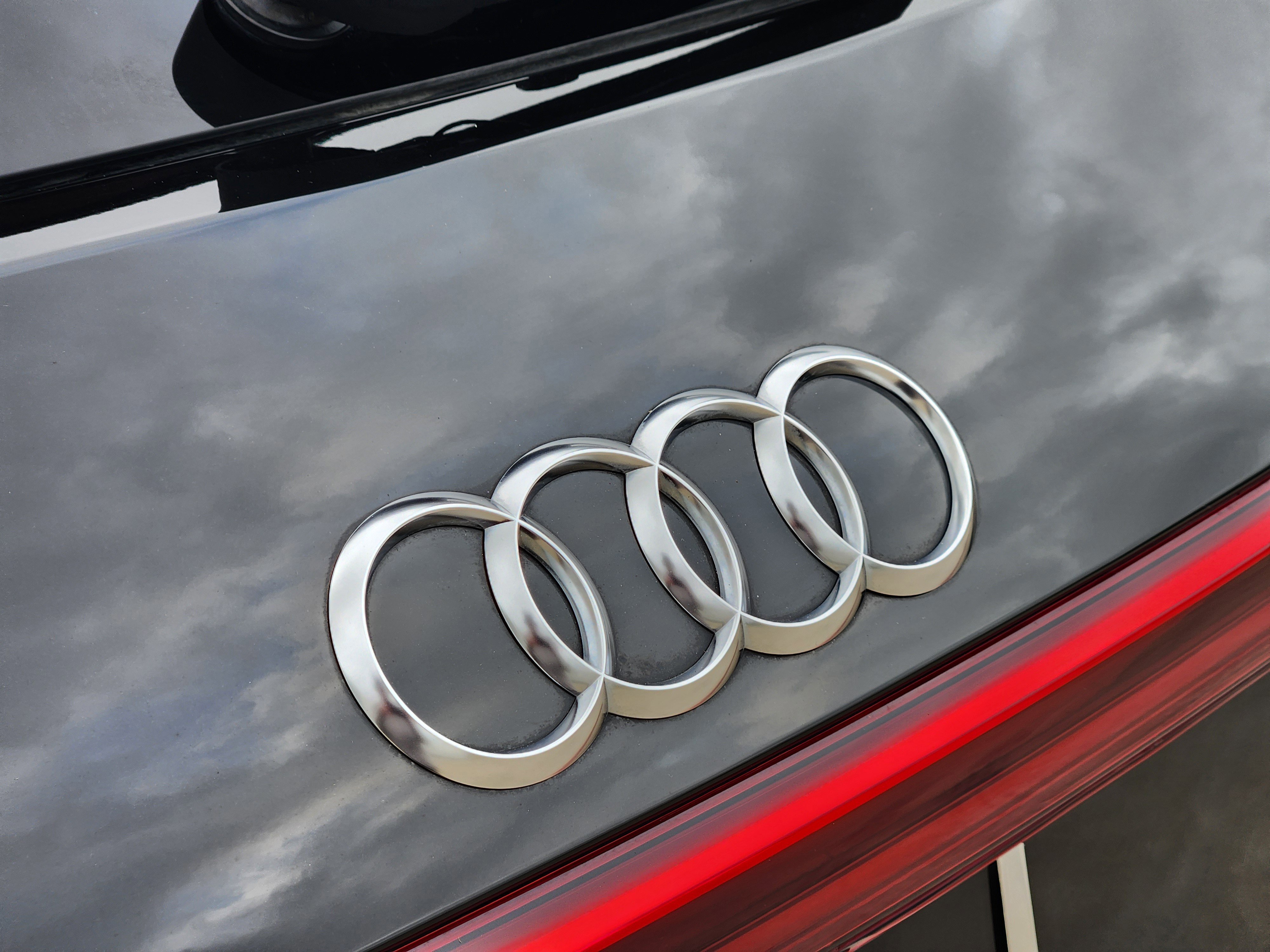Used 2019 Audi e-tron Prestige w/ Prestige Package image 37