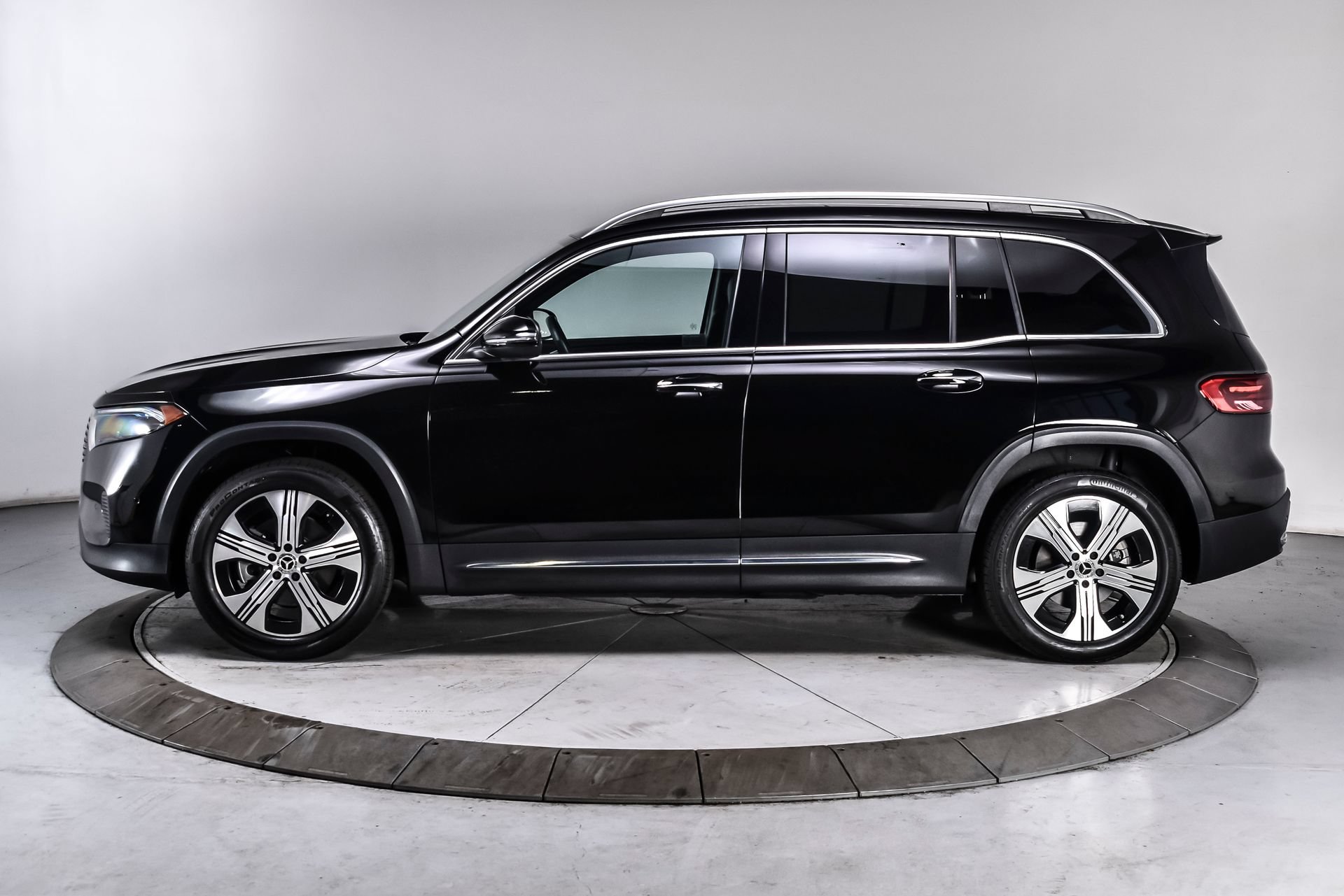 Used 2024 Mercedes-Benz EQB 350 4MATIC SUV w/ Winter Package image 3