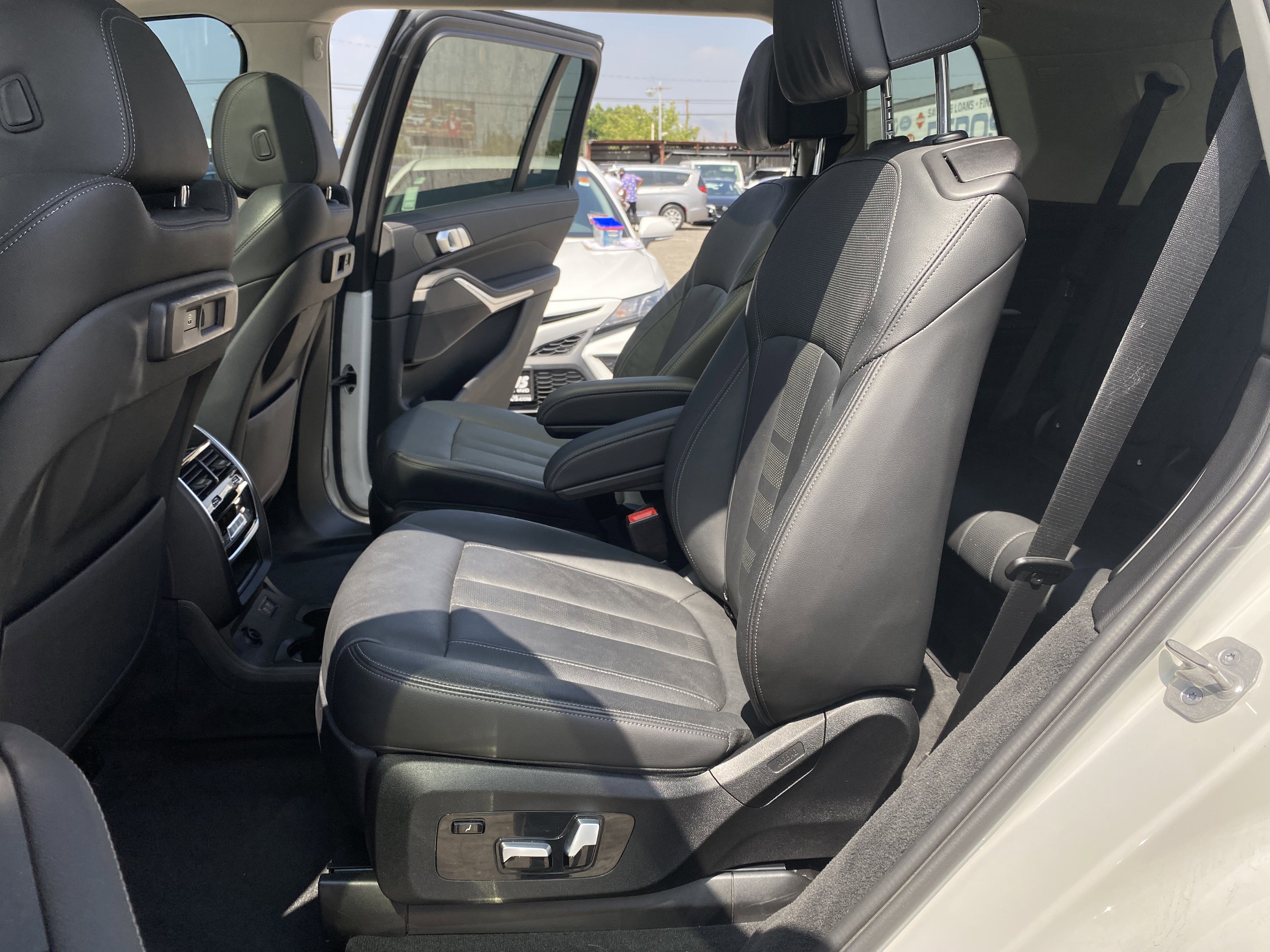 Used 2021 BMW X7 xDrive40i w/ Cold Weather Package AWD/4WD image 16