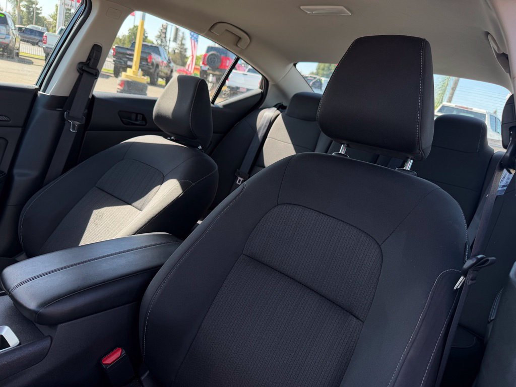 Used 2025 Nissan Altima 2.5 SV FWD image 16
