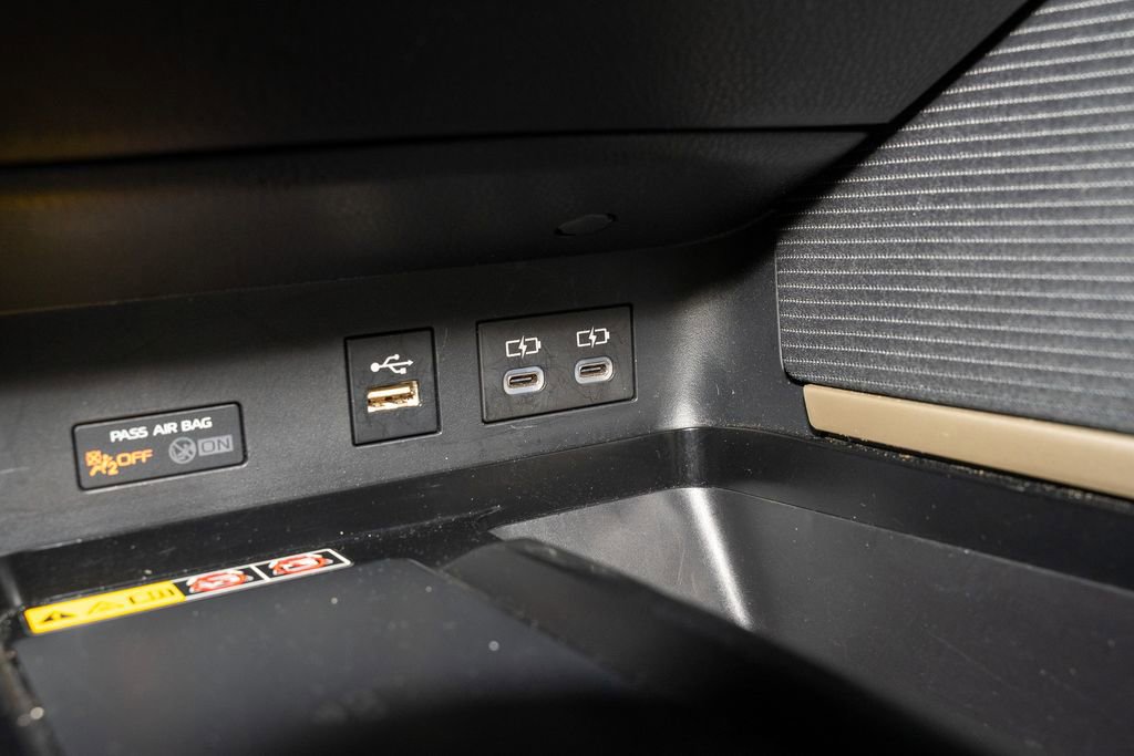 Used 2025 Toyota Camry SE image 13