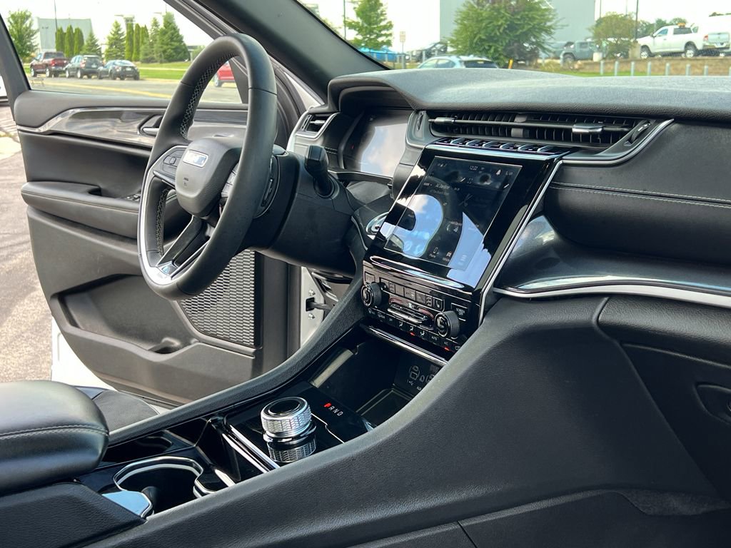 Used 2023 Jeep Grand Cherokee L Laredo image 28