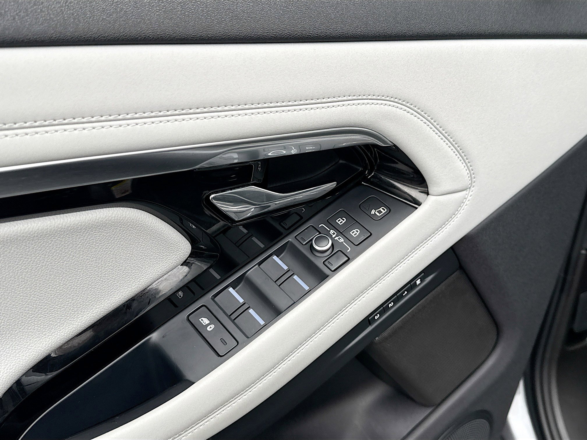 Used 2021 Land Rover Range Rover Evoque R-Dynamic SE image 9