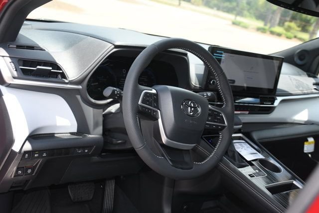 New 2026 Toyota Sienna XSE FWD image 4
