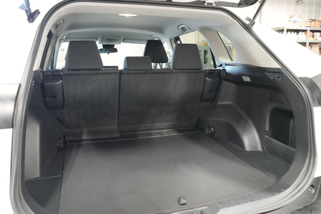 Used 2021 Toyota RAV4 LE image 9