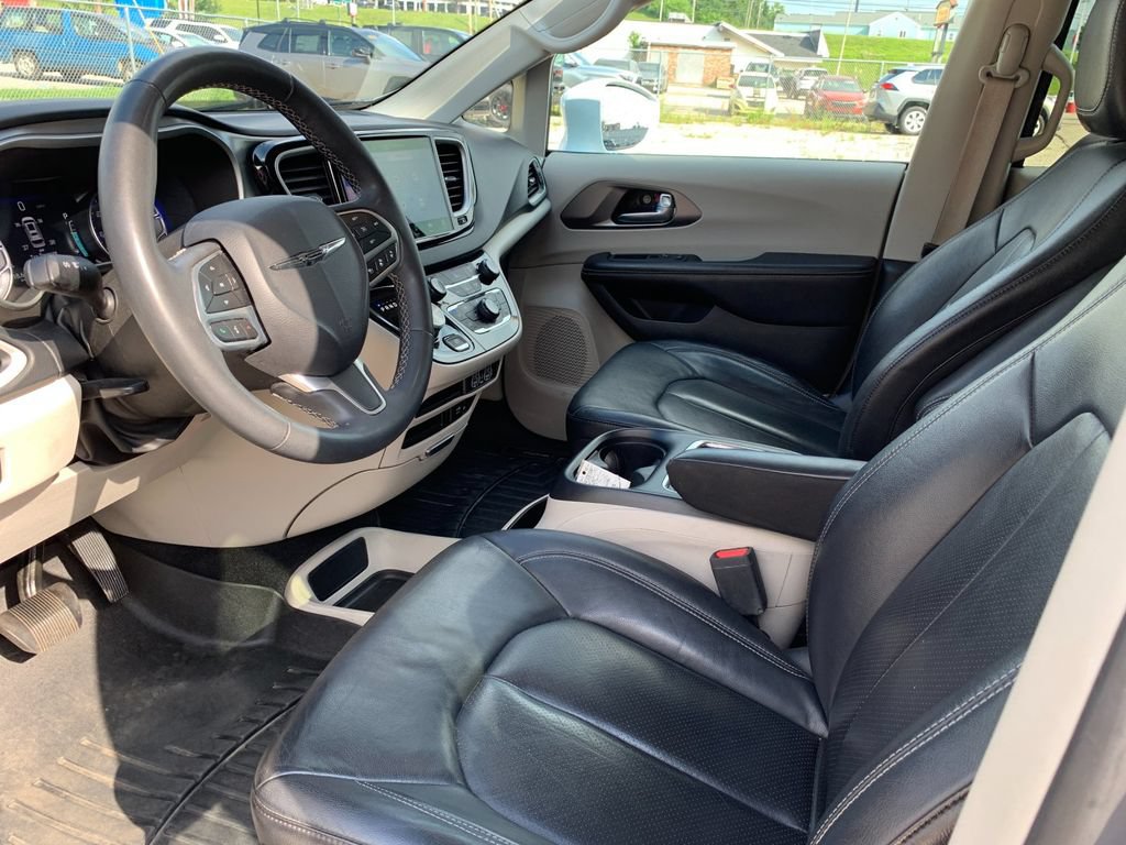 Used 2022 Chrysler Pacifica Touring-L FWD image 11