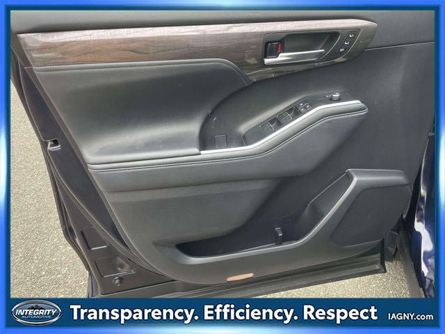 Used 2024 Toyota Highlander Platinum FWD image 17