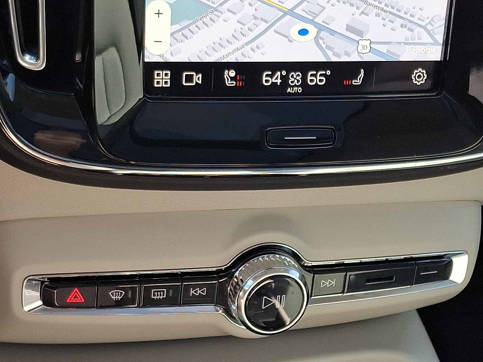 Used 2024 Volvo XC40 B5 Plus w/ Climate Package image 17