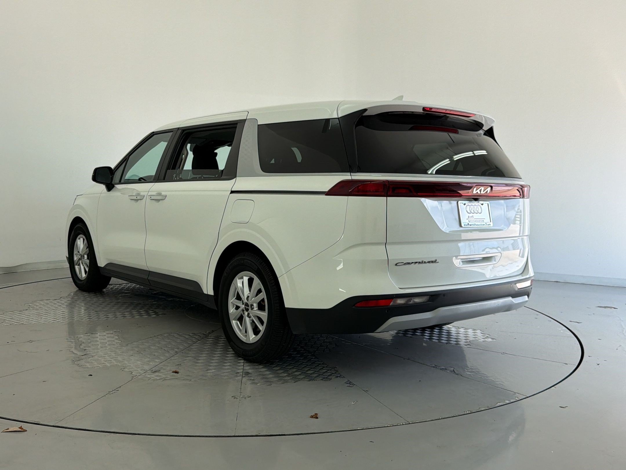 Used 2022 Kia Carnival LX FWD image 3
