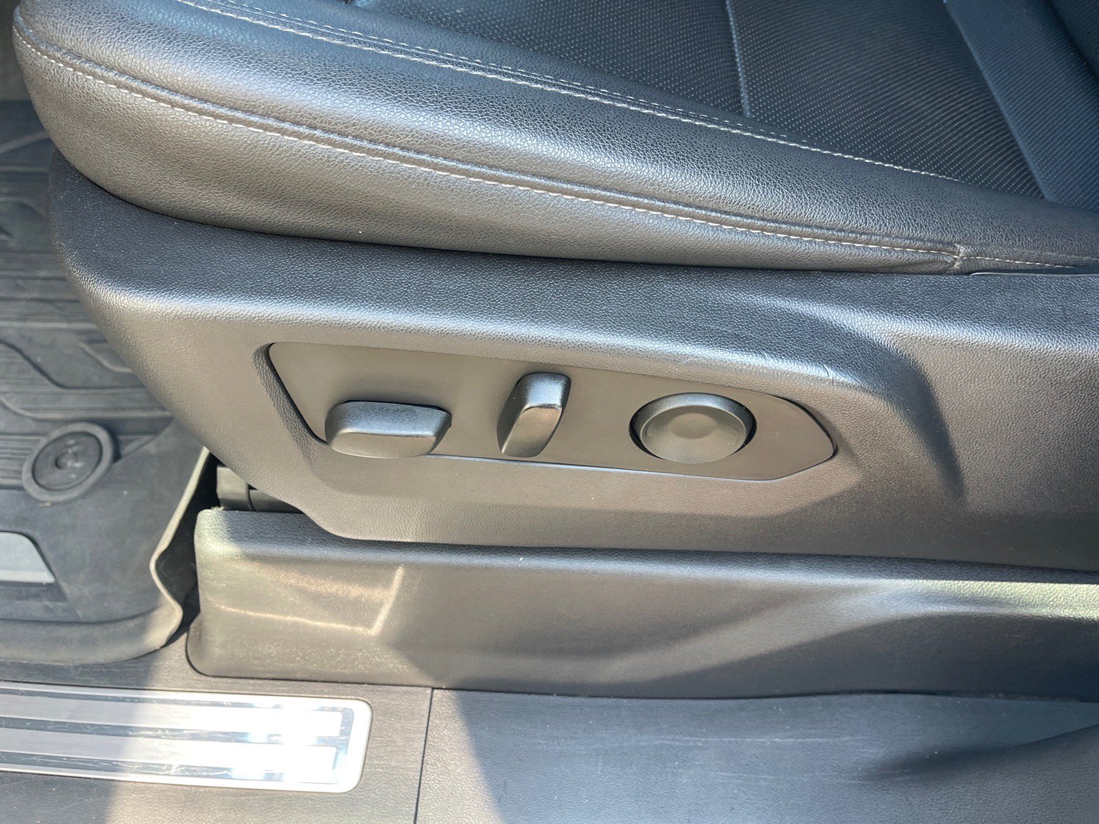 Used 2022 GMC Sierra 1500 SLT w/ SLT Premium Plus Package RWD image 9