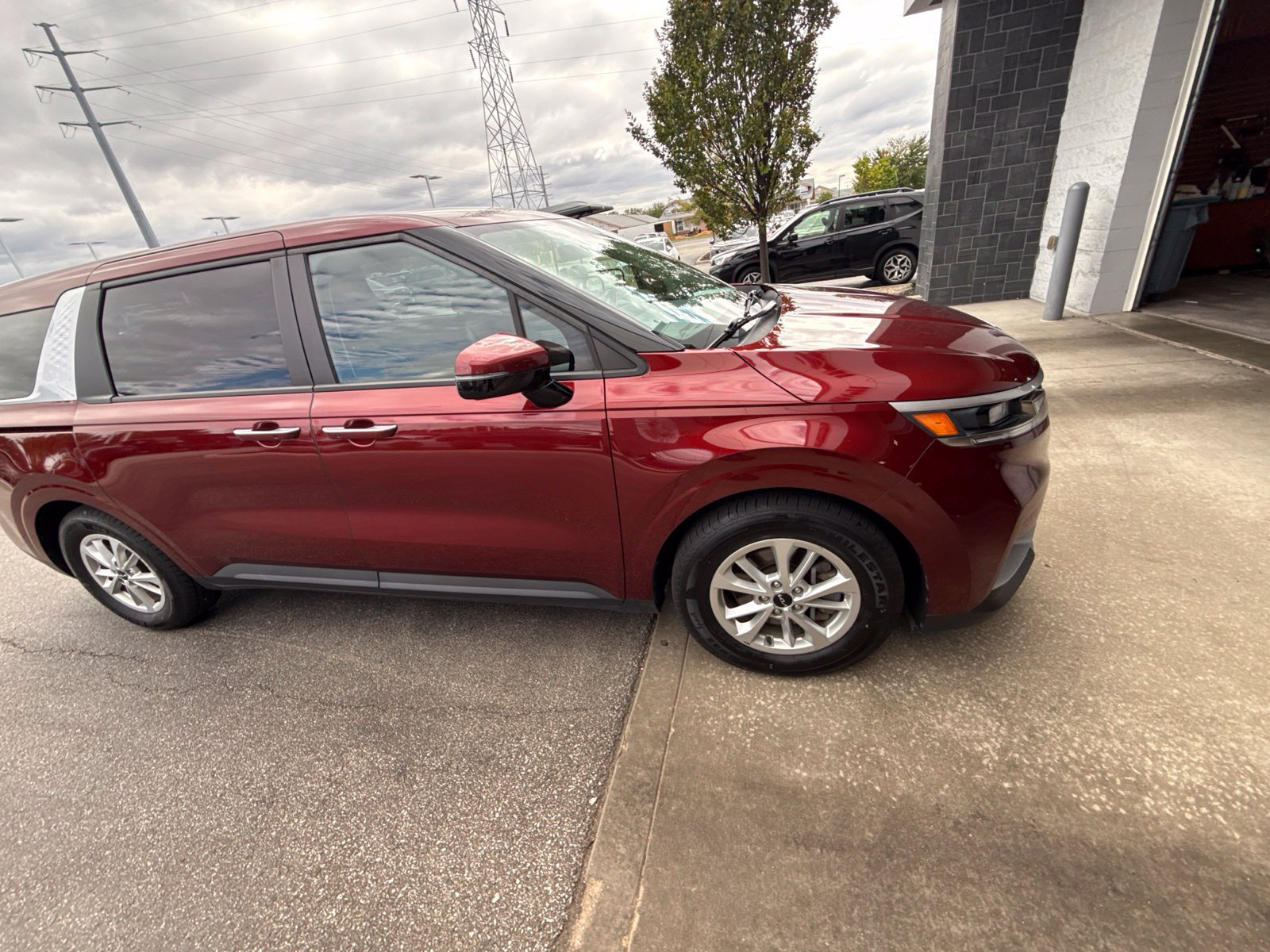 Used 2024 Kia Carnival LX FWD image 27