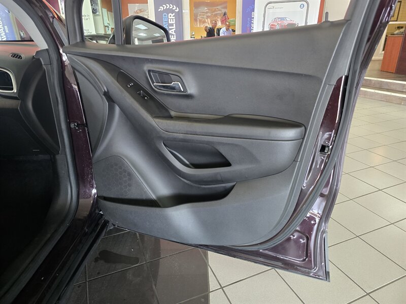 Used 2020 Chevrolet Trax LT w/ LT Convenience Package FWD image 12