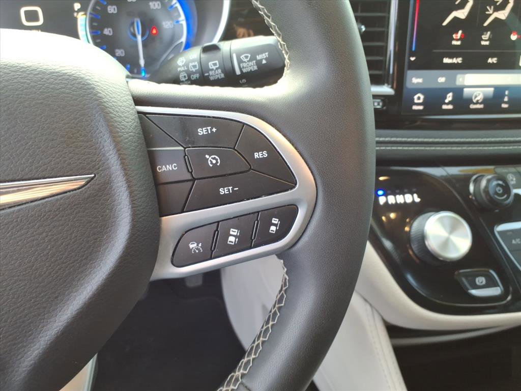 Used 2023 Chrysler Pacifica Limited image 33