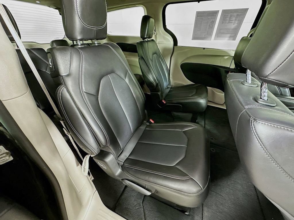 Certified 2024 Chrysler Pacifica Touring-L image 37