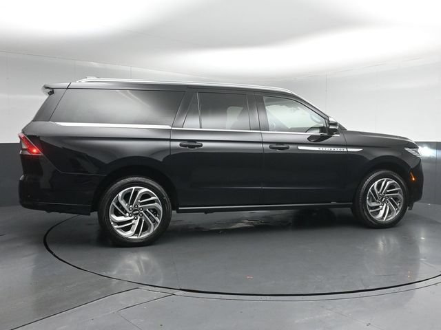 Certified 2025 Lincoln Navigator L Reserve AWD/4WD image 4