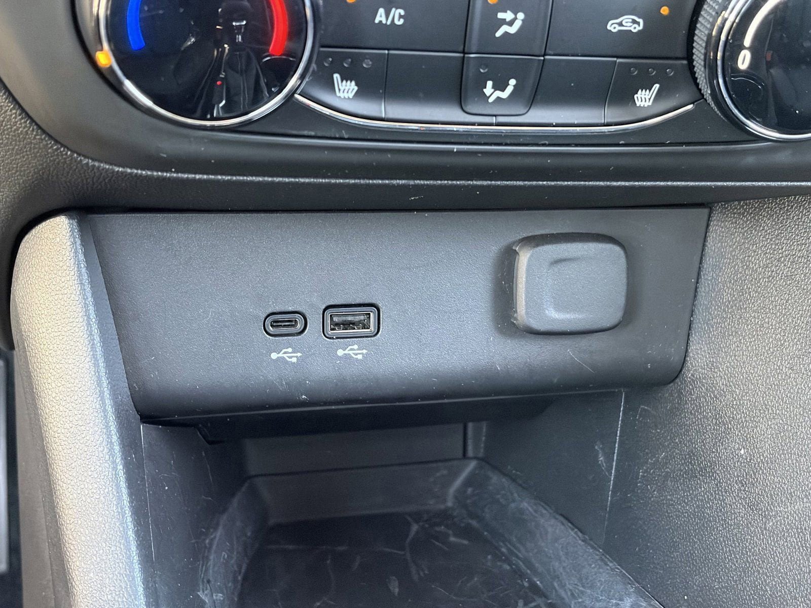 Certified 2025 Buick Encore GX Preferred w/ Comfort Package FWD image 30