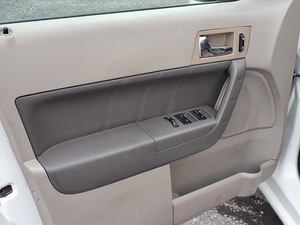 Used 2011 Ford Focus SEL w/ 301A Rapid Spec Order Code image 6