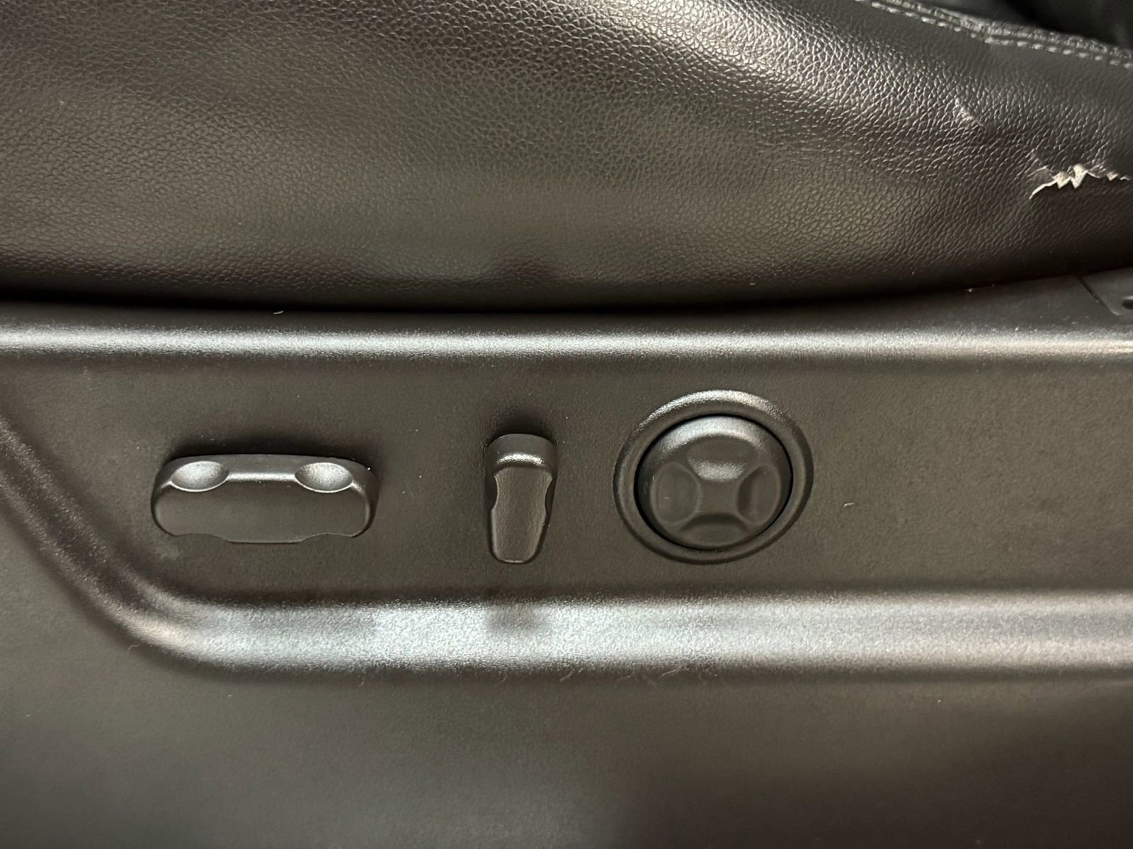 Used 2012 Chevrolet Avalanche LTZ image 25