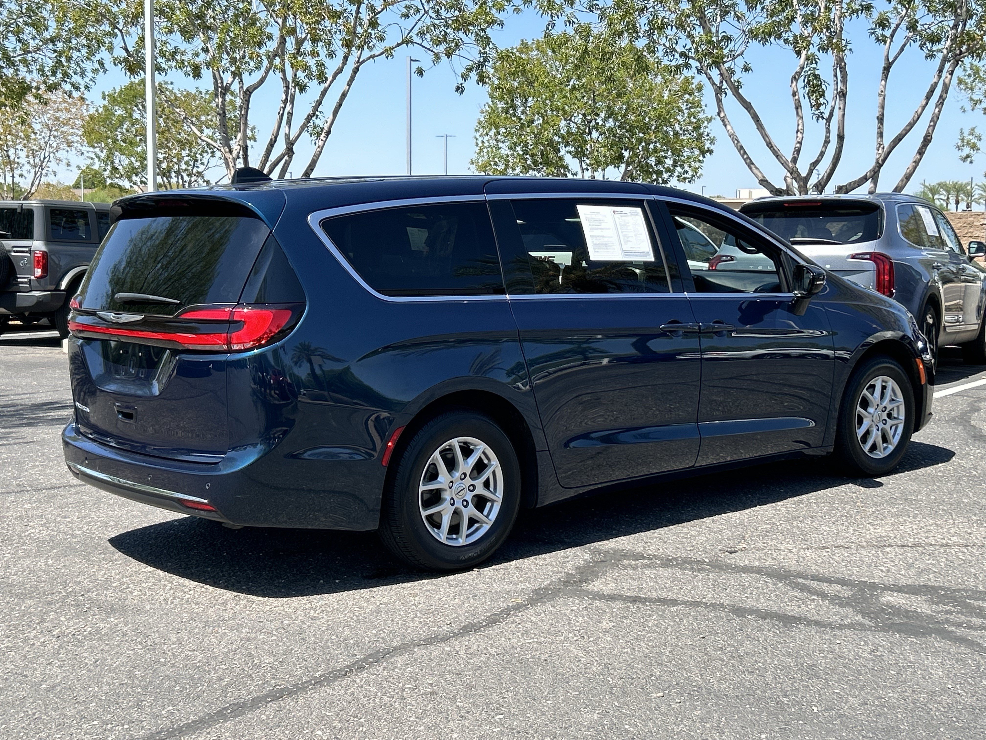 Used 2025 Chrysler Pacifica Select FWD image 4