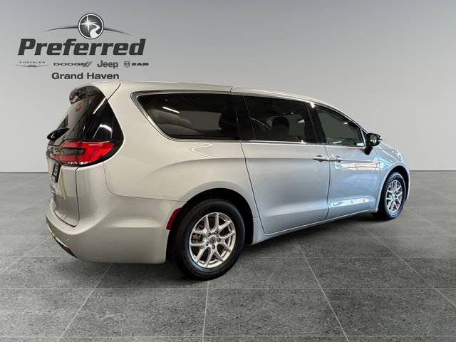 Used 2024 Chrysler Pacifica Touring-L FWD image 19