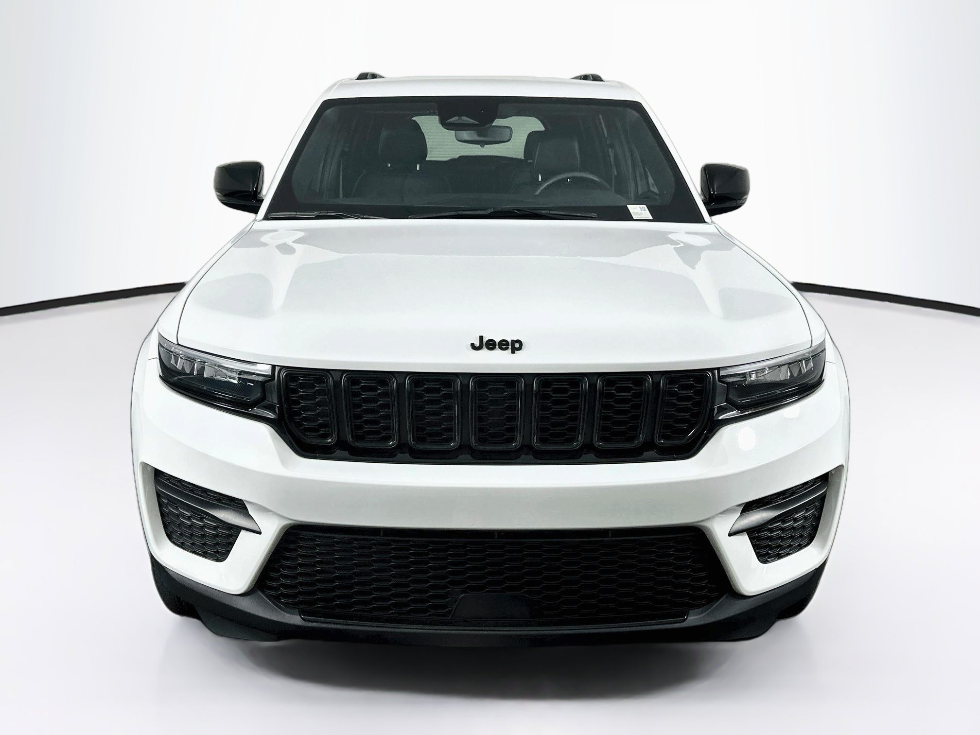 Used 2023 Jeep Grand Cherokee Altitude RWD image 2