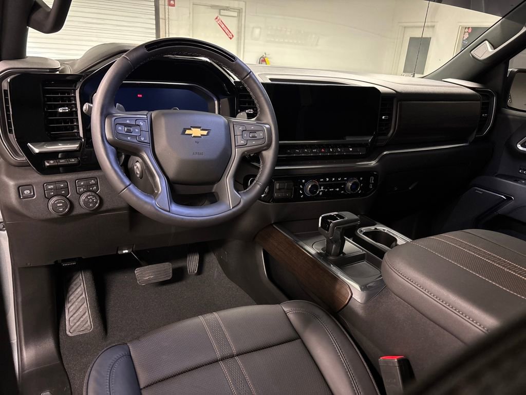 Certified 2026 Chevrolet Silverado 1500 High Country w/ Technology Package image 32